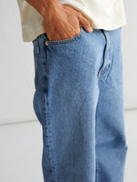 Lade das Bild in den Galerie-Viewer, Leroy Doone Jeans Washed Blue
