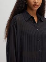 Lade das Bild in den Galerie-Viewer, Oversized Holly Shirt Black
