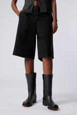 Lade das Bild in den Galerie-Viewer, Knee Length Chino Short Black
