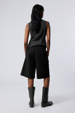 Lade das Bild in den Galerie-Viewer, Knee Length Chino Short Black
