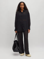 Lade das Bild in den Galerie-Viewer, Oversized Holly Shirt Black
