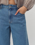 Lade das Bild in den Galerie-Viewer, Xenia Jeans Light Blue Wash
