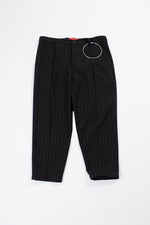 Lade das Bild in den Galerie-Viewer, Cropped &amp; Pleated Pinstripe Pants B&amp;W
