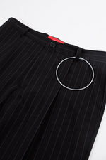 Lade das Bild in den Galerie-Viewer, Cropped &amp; Pleated Pinstripe Pants B&amp;W
