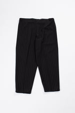 Lade das Bild in den Galerie-Viewer, Cropped &amp; Pleated Pinstripe Pants B&amp;W
