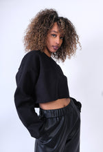 Lade das Bild in den Galerie-Viewer, Crewneck Sweat Cropped Black
