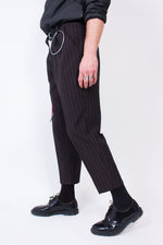 Lade das Bild in den Galerie-Viewer, Cropped &amp; Pleated Pinstripe Pants B&amp;W
