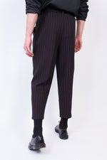 Lade das Bild in den Galerie-Viewer, Cropped &amp; Pleated Pinstripe Pants B&amp;W
