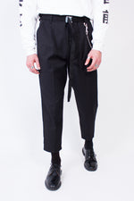 Lade das Bild in den Galerie-Viewer, Cropped &amp; Pleated Pants Black
