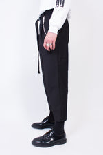 Lade das Bild in den Galerie-Viewer, Cropped &amp; Pleated Pants Black
