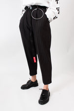 Lade das Bild in den Galerie-Viewer, Cropped &amp; Pleated Pinstripe Pants B&amp;W
