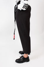 Lade das Bild in den Galerie-Viewer, Cropped &amp; Pleated Pinstripe Pants B&amp;W
