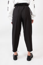 Lade das Bild in den Galerie-Viewer, Cropped &amp; Pleated Pinstripe Pants B&amp;W
