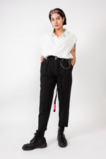 Lade das Bild in den Galerie-Viewer, Cropped &amp; Pleated Pinstripe Pants B&amp;W
