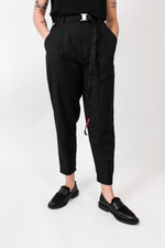 Lade das Bild in den Galerie-Viewer, Cropped &amp; Pleated Pants Black
