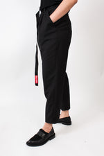 Lade das Bild in den Galerie-Viewer, Cropped &amp; Pleated Pants Black
