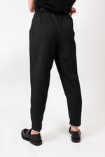 Lade das Bild in den Galerie-Viewer, Cropped &amp; Pleated Pants Black
